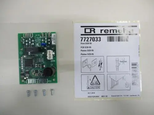 Platine von Remeha mit verschiedenen elektronischen Komponenten, neben einem Informationsblatt. Vier Schrauben liegen daneben.